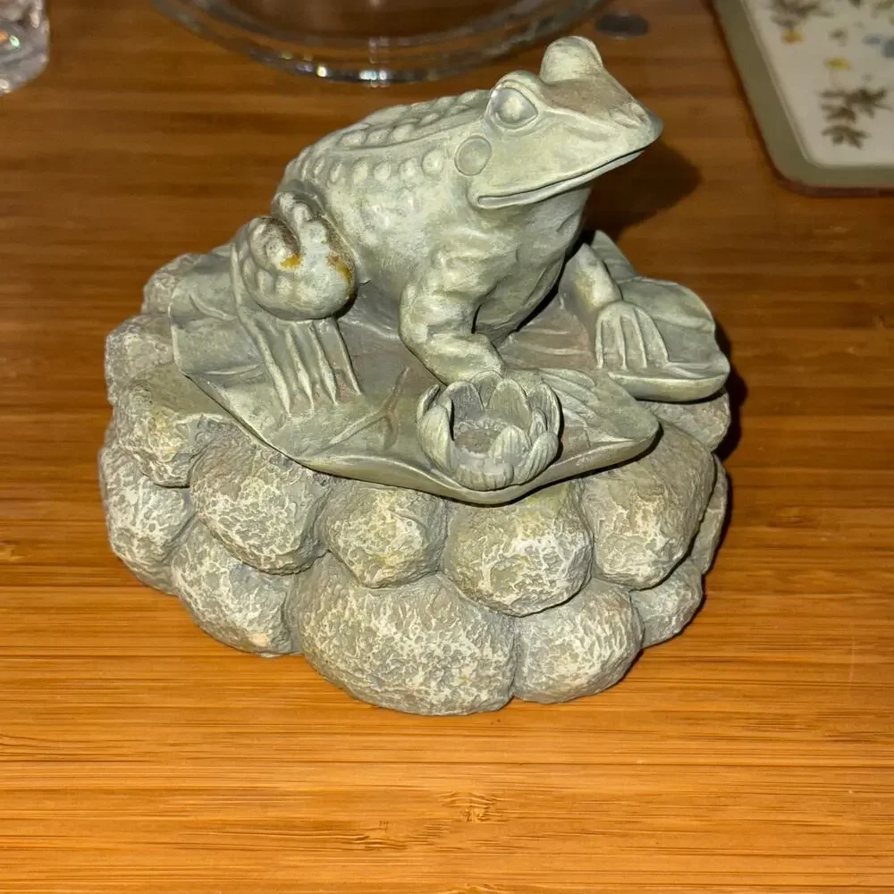 Pale Green Resin Frog Key‎ Hider Hide A Key or Trinket Box w Lid